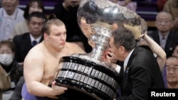 დანილო იავგუსიშინი (აონიშიკი) იღებს იმპერატორის თასს