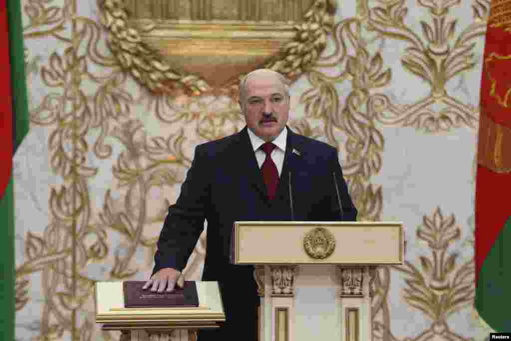 6 листопада 2015 року.&nbsp;Президент Білорусі Олександр Лукашенко вп&rsquo;яте складає присягу голови держави. 61-річний Лукашенко був переобраний вп&rsquo;яте, набравши понад 83% голосів на виборах, що відбулися у жовтні. Опозиція назвала вибори &laquo;спектаклем&raquo; і заявила, що не визнає результатів