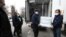Служители свалят първата пратка с ваксини от Moderna пред погледа на проф. Костадин Ангелов