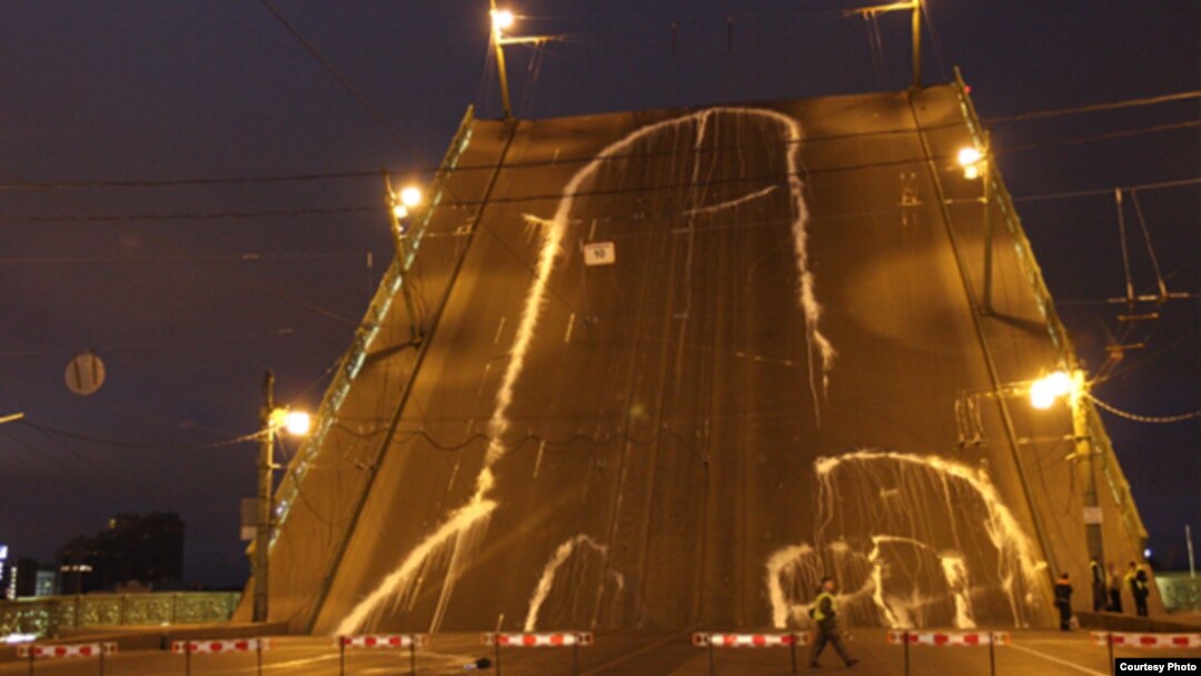 Leonid Nikolayev was among the group of activists who in 2010 painted a 65-meter phallus on a St. Petersburg drawbridge that, when raised, faced the windows of the local headquarters of the Federal Security Service (FSB). 