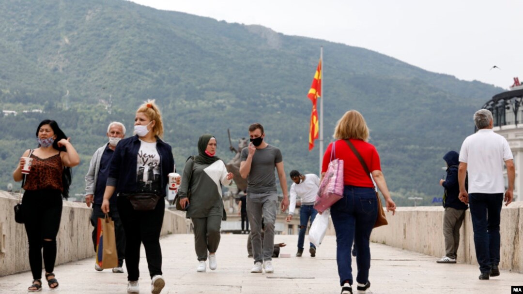 Илустрација - Луѓе со заштитни маски поради Ковид-19 на Камени мост во Скопје