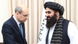 این عکس که در تاریخ ۳ جولای ۲۰۲۵ گرفته شده و توسط وزارت خارجۀ حکومت طالبان منتشر شده است، امیرخان متقی، سرپرست وزارت خارجۀ طالبان را در حال دست دادن با دیمیتری ژیرنوف، سفیر روسیه در افغانستان نشان می‌دهد.