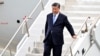 رئیس‌جمهور چین هنگام ورود به فرودگاه بین‌المللی سانفرانسیسکو، ۲۳ آبان