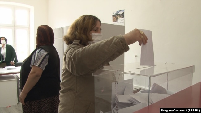 Qytetarët duke votuar në zgjedhjet lokale në Preshevë më 28 mars, 2021.