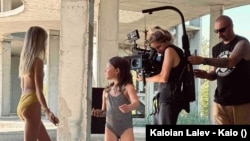  Неда Морфова сама хваща камерата от време на време по време на фотосите на 