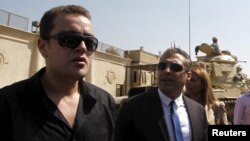 Мухаммад Фагмі (п) і Багер Мухаммад (л) біля в’язниці Тора в Каїрі, 30 липня 2015 року