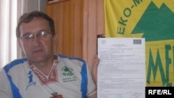 Павло Савчук показує лист-відмову на в'їзд до Польщі