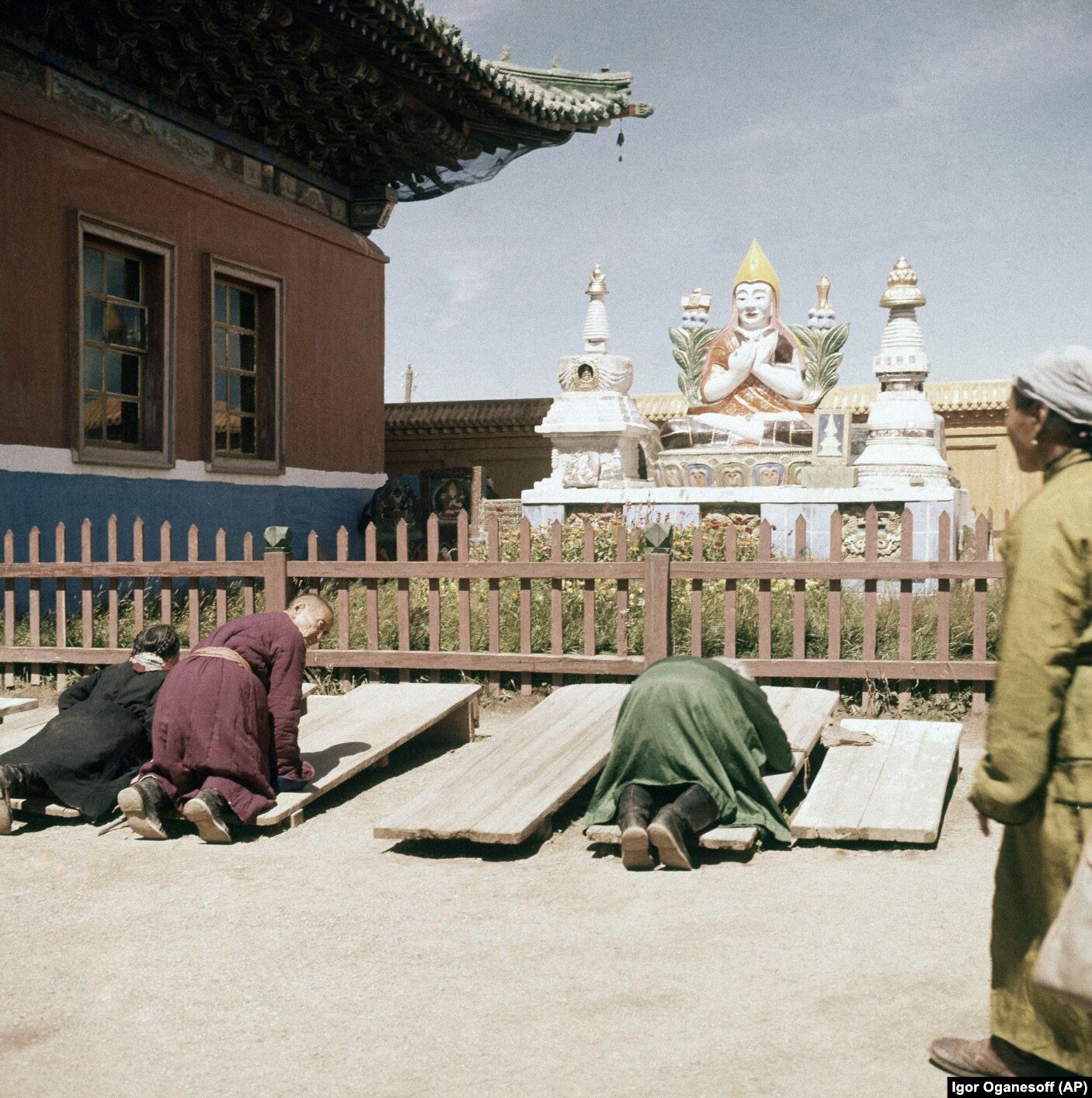 Besimtarët në Manastirin Gandan në Ulan Bator në vitin 1962. Vetëm budistët e moshuar lejoheshin të luteshin në manastir atëkohë, ndërsa mongolët e rinj lejoheshin vetëm si “shikues të rastësishëm”, sipas përshkrimit origjinal të kësaj fotografie.