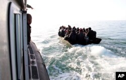 Migranți, în principal din Africa sub-sahariană, sunt opriți de Garda Națională Maritimă Tunisiană pe mare, în timpul unei încercări de a ajunge în Italia. 18 aprilie 2023.