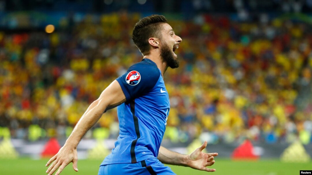 Olivije Žiru proslavlja gol