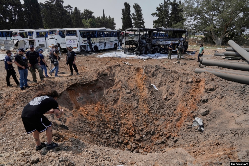 Forcat izraelite të sigurisë duke inspektuar një vend të goditur nga një raketë e lëshuar nga Irani, në pjesën qendrore të Izraelit, më 17 qershor.