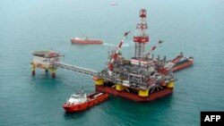 Нефтедобывающие установки в Мексиканском заливе/Северном море. Иллюстрационное фото