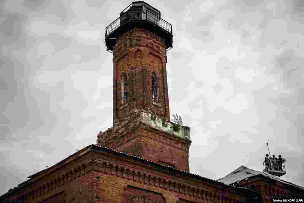 Durand sets up his scanner near the old Kharkiv fire station, which was built in 1887, with the use of a crane. &quot;The scanner records 500,000 points per second. We&#39;ll get 10 million points from this location. Then we&#39;ll change location and go round the whole building, outside and inside. A billion points in all,&quot; he explains.&nbsp;