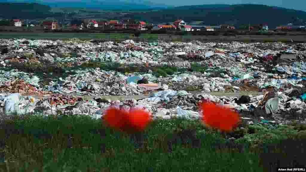 Deponia gjendet pranë disa shtëpive në fshatin Lebanë, dhjetë kilometra nga Prishtina. &nbsp;