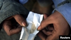 معتادان در وزیرستان جنوبی پاکستان از انواع مواد مخدر استفاده می کنند