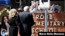 Predsednik SAD Džozef Bajden sa suprugom Džil odaje počast stradalima u masovnoj pucnjavi u osnovnoj školi Rob u gradu Uvalde u savznoj državi Teksas, 29. maja 2022. 