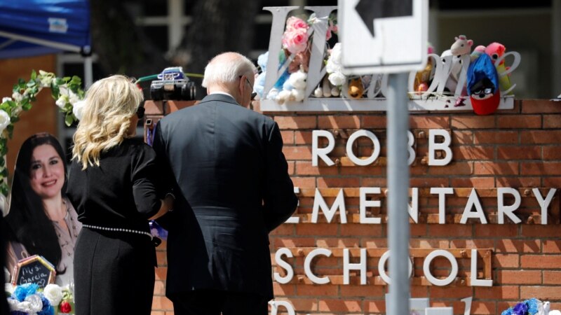 Бајден ги посети семејствата на жртвите од пукањето во училиште во Тексас 