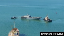 Десантный катер проекта 21820 «Дюгонь» на буксире в Севастопольской бухте