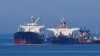 Tanker pod zastavom Liberije Ice Energy (levo) prenosi sirovu naftu iz naftnog tankera Lana pod iranskom zastavom (bivši Pegaz), sa obale grčkog ostrva Evija 26. maja.