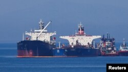 Tanker pod zastavom Liberije Ice Energy (levo) prenosi sirovu naftu iz naftnog tankera Lana pod iranskom zastavom (bivši Pegaz), sa obale grčkog ostrva Evija 26. maja.
