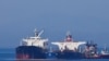 Кораби доставят суров петрол към Европа. Снимката е илюстративна. 