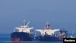 Кораби доставят суров петрол към Европа. Снимката е илюстративна. 