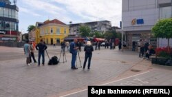 Na Trgu majora Zorana Karlice u vrijeme zakazano za proslavu rođendana Viktora Orbana i Željka Mitrovića samo novinarske ekipe, 31. maj 2022.