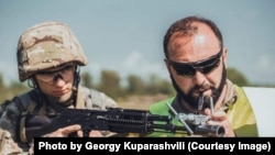 Інструктор полку «Азов» Георгій Купарашвілі (праворуч)