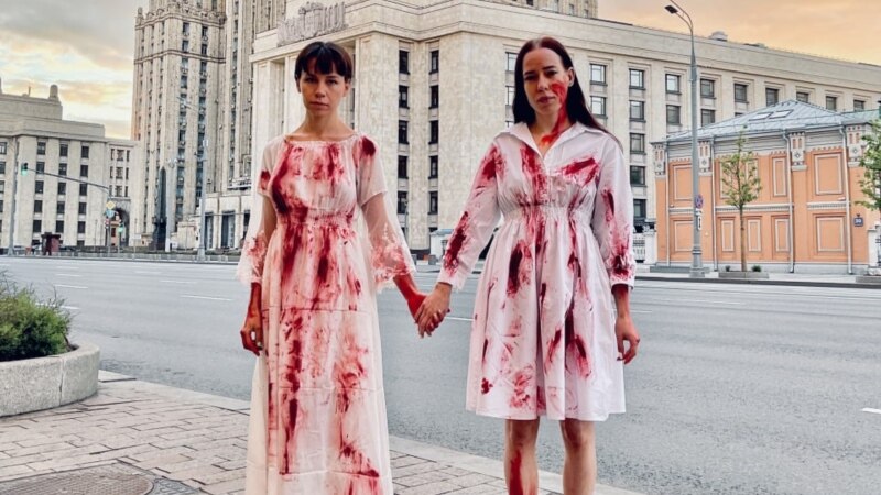 Суд в России оштрафовал активистку за акцию «Нам не отмыться от крови»