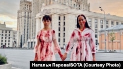 Наталья Перова и Людмила Анненкова во время акции "Нам не отмыться от крови"