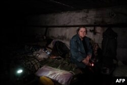  70-годишната Наталия Георгиевна от два месеца живее в мазето на детска градина в Лисичанск дружно с още шестима души. 