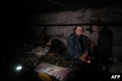 70-годишната Наталия Георгиевна от два месеца живее в мазето на детска градина в Лисичанск заедно с още шестима души.