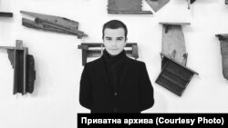 Радован Спиридонов е дипломиран политиколог на програмата по Меѓународни односи на УКИМ и актуелен студент на програмата по Филозофија