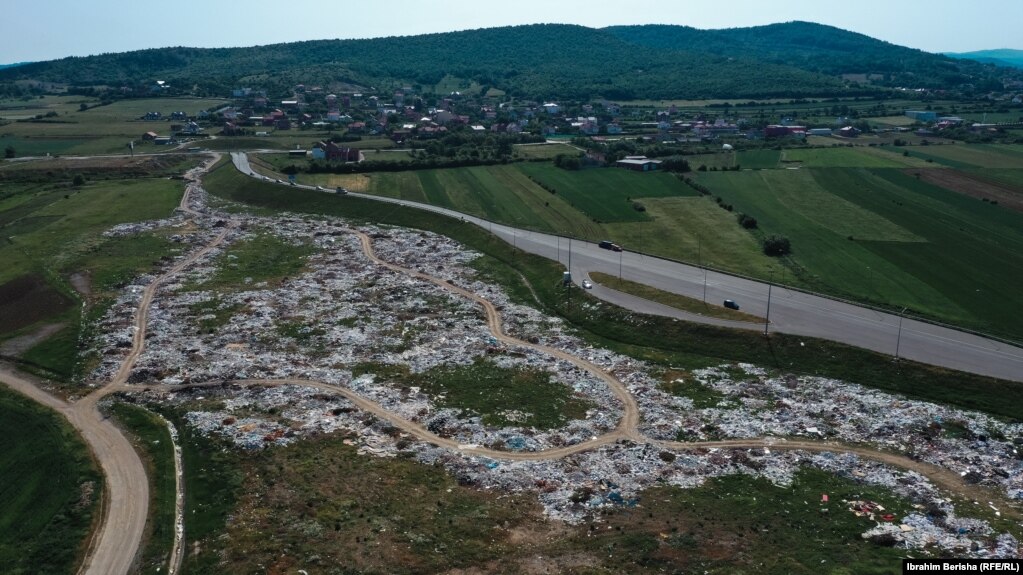 Pamje nga lartë e deponisë në Lebanë, teksa disa vetura shihen duke kaluar në autostradën "Ibrahim Rugova". 