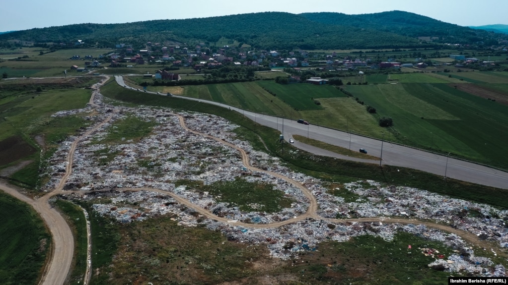 Pamje nga lartë e deponisë në Lebanë, teksa disa vetura shihen duke kaluar në autostradën "Ibrahim Rugova".&nbsp;