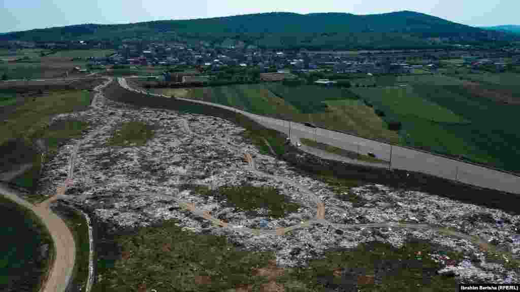 Pamje nga lartë e deponisë në Lebanë, teksa disa vetura shihen duke kaluar në autostradën &quot;Ibrahim Rugova&quot;.&nbsp;