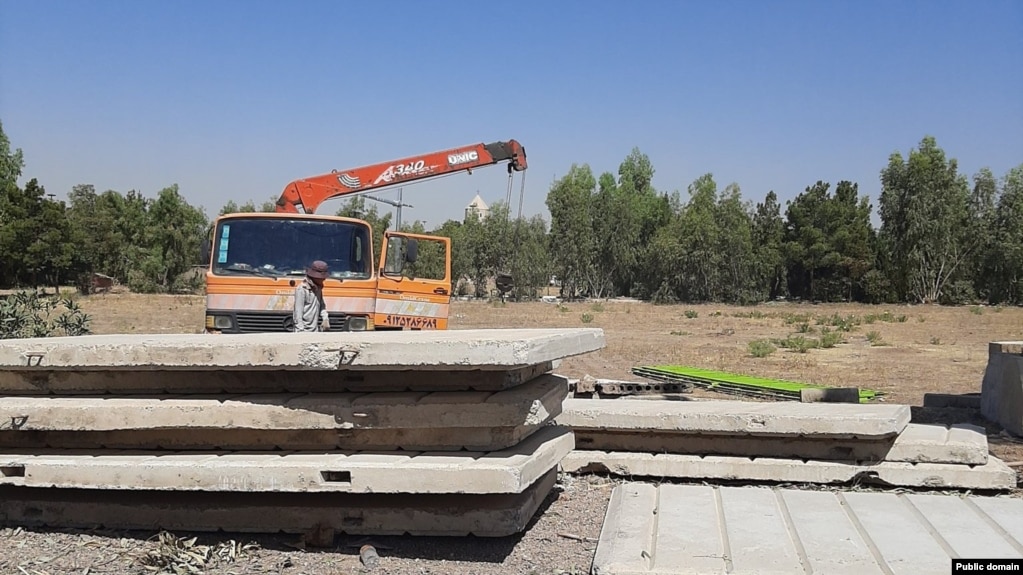 نمایی از کشیدن دیوار جدید بتنی در اطراف محوطه گورستان خاوران؛ منتشر شده در شبکه‌های اجتماعی 