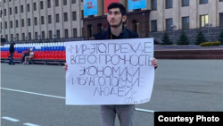 Пикет Михаила Черненко в центре Ставрополя с цитатой Владимира Путина, май 2022 г.