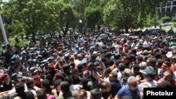Протестующие перед 3-м корпусом правительства, Ереван, 30 мая 2022 г․