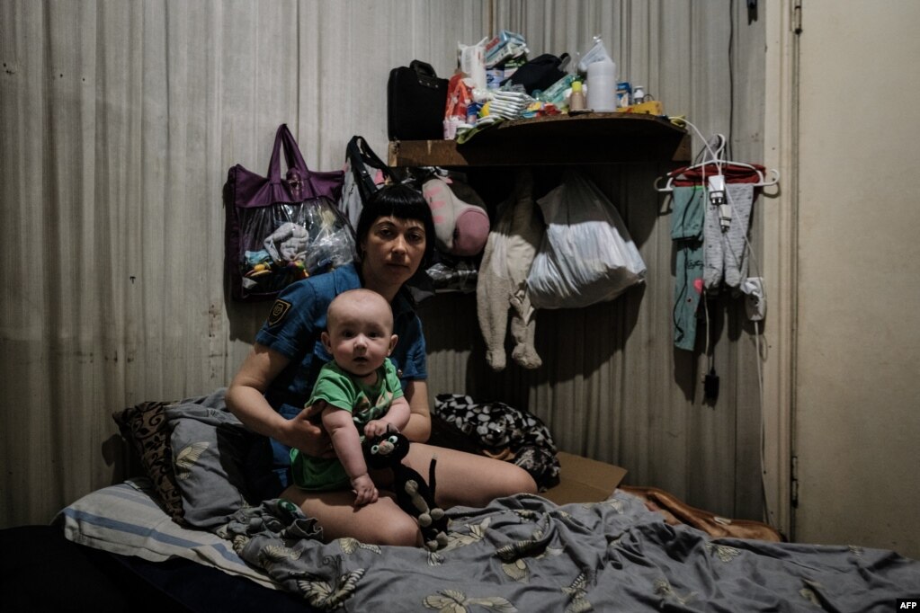 Kateryna, 33 vjeç, me me vajzën e saj 7-muajshe e strehuar në bunkerin e një fabrike xhami në Lisiçansk, në Ukrainën lindore.