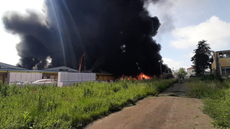 Тетовската „Македонија Табак“ гори над пет часа, употребени и хеликоптери во гасењето на пожарот 