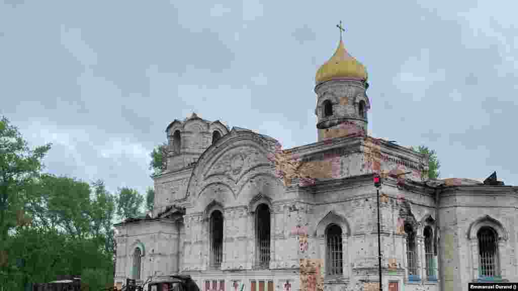 Durand își folosește laserul 3D pentru a scana această biserică bombardată din regiunea Cernihov din Ucraina. Biserica a fost folosită ca bază de forțele ruse și a fost practic distrusă de armata ucraineană în luptele de recucerire a zonei. &nbsp;