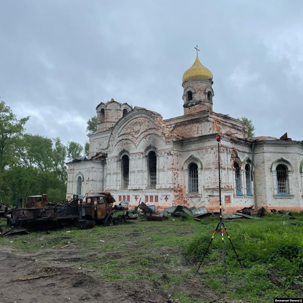 Durand përdor laserin e tij 3D për të skanuar këtë kishë të granatuar në rajonin Çernihiv të Ukrainës, e cila u përdor si bazë nga forcat ruse dhe u shkatërrua praktikisht nga ushtria ukrainase kur rimori kontrollin e zonës.