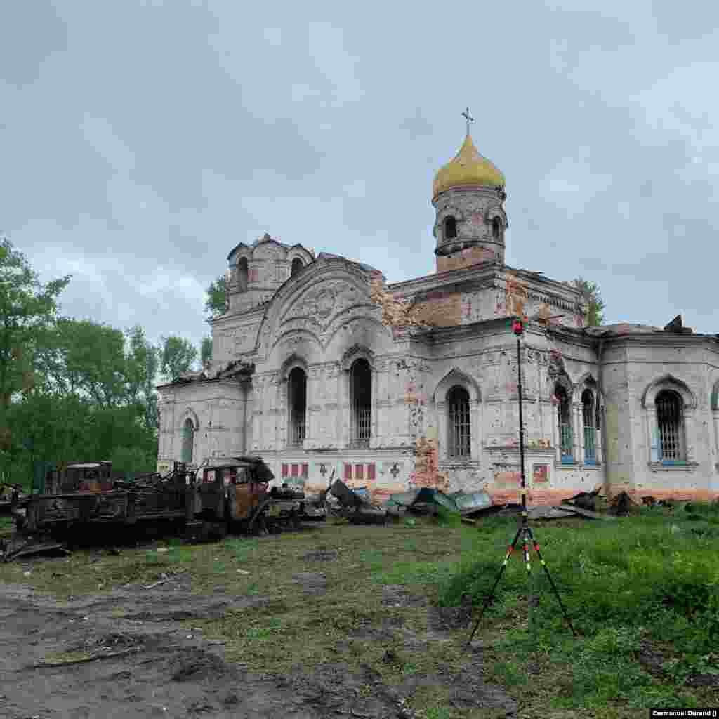Дюран использует 3D-лазер для сканирования этой обстрелянной церкви в Черниговской области Украины , которая использовалась российскими войсками в качестве базы и была практически разрушена украинской армией, когда она вернула себе этот район
