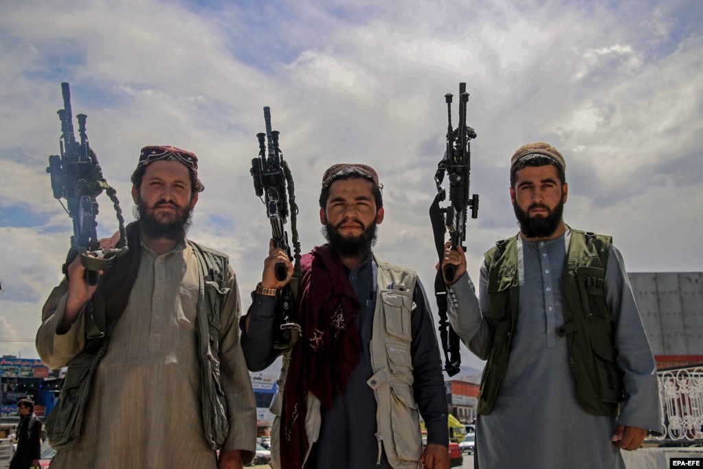 Oficerë talibanë të sigurisë gjatë patrullimit në Kabul, Afganistan.