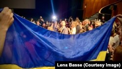 Глядачі розгорнули прапор України на прем’єрі «Бачення метелика» на 75-му Каннському кінофестивалі, незважаючи на попередню заборону охорони