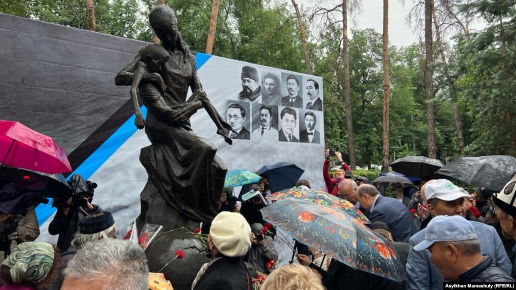 Участники собрания возле памятника жертвам голода начала 1930-х годов. Алматы, 31 мая 2022 года