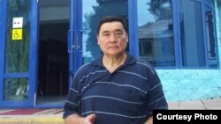 Журналист әрі құқық қорғаушы Рамазан Есіргепов Жамбыл облыстық сотының алдында. 28 шілде 2016 жыл.