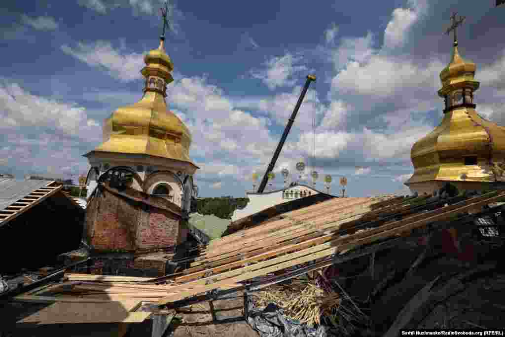 Уламки та вибухові хвилі пошкодили, зокрема: Ковнірівський корпус, Трапезну палату з храмом Антонія і Феодосія Печерських, Друкарню Києво-Печерської лаври, Вежу Кущника, яка є частиною фортифікаційного комплексу XVIII століття, Церкву преподобного Феодосія Печерського, яка належить заповіднику. Збитий хрест, який був на башті, також пошкоджена маківка та частина купола
