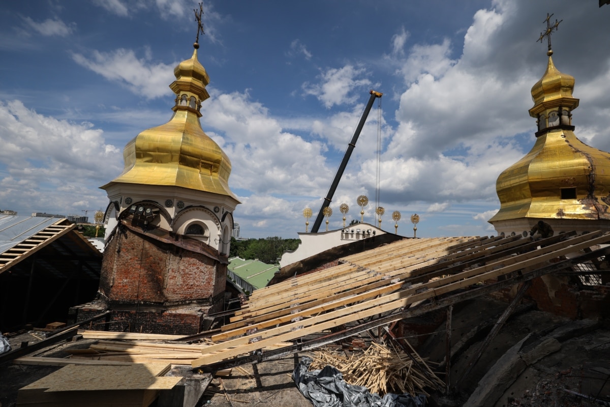 Уламки та вибухові хвилі пошкодили, зокрема: Ковнірівський корпус, Трапезну палату з храмом Антонія і Феодосія Печерських, Друкарню Києво-Печерської лаври, Вежу Кущника, яка є частиною фортифікаційного комплексу XVIII століття, Церкву преподобного Феодосія Печерського, яка належить заповіднику. Збитий хрест, який був на башті, також пошкоджена маківка та частина купола